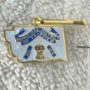 5/$35 Vintage Municipal District Of Fairview Enamel Souvenir Zipper Pull